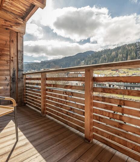 Hotelbalkon mit Bergblick