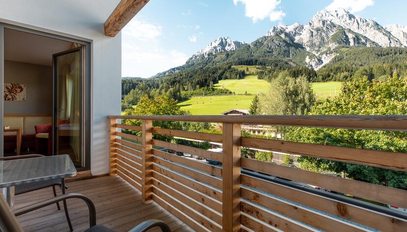 Hotelbalkon mit Bergblick