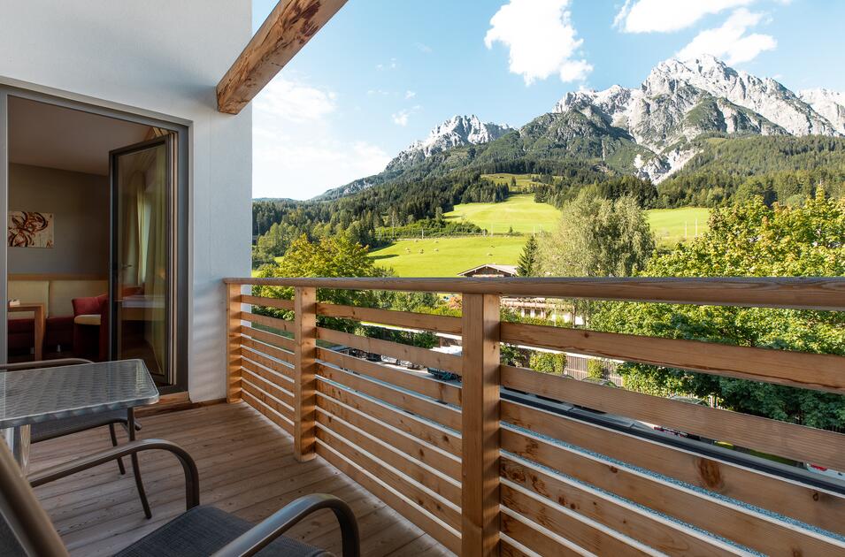 Hotelbalkon mit Bergblick