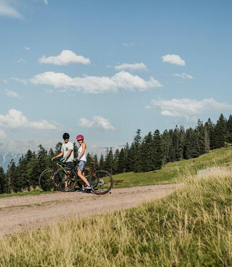 Pärchen im Bikeurlaub Leogang